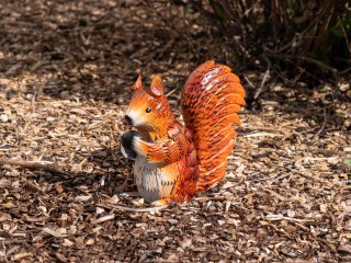 Squizy dekoratív mókus figura, fém, vörösesbarna