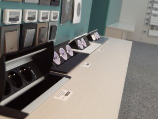 Süllyeszthető rejtett elosztó, téglalap alakú (francia szabványú 2-es, 2 USB) fehér