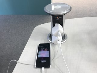 Smart Power Tower motoros, süllyeszthető elosztó (3-as+2 USB) SR, utolsó, bemutatótermi darab
