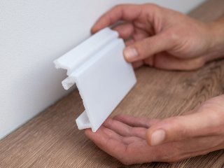 Termékminta: Parkettaszegély léc (HCR 507) kőkemény HDPS anyagból, csempéhez is!