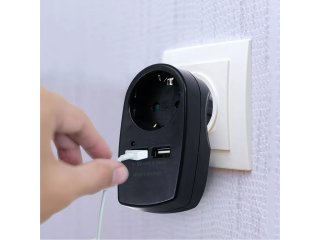 Fali aljzat (1 földelt + 2 USB) fekete