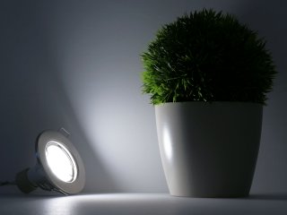 LED szpot szett: mattkróm keret + 7 Wattos, hideg fehér GU10 LED lámpa + GU10 csatlakozó (kettesével rendelhető)
