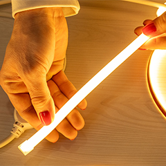 Kültéri LED szalag (230 Volt) - 286 LED/m, meleg fehér, 5m tekercs dugvillával