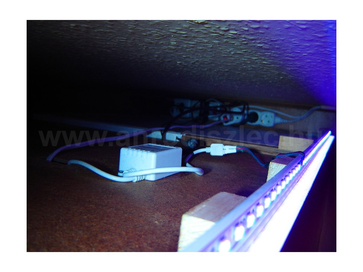 A LED tápegységet az elosztó felé kell keresni, fentebb látjuk a vezérlőt, jobbra pedig a ledszalagot