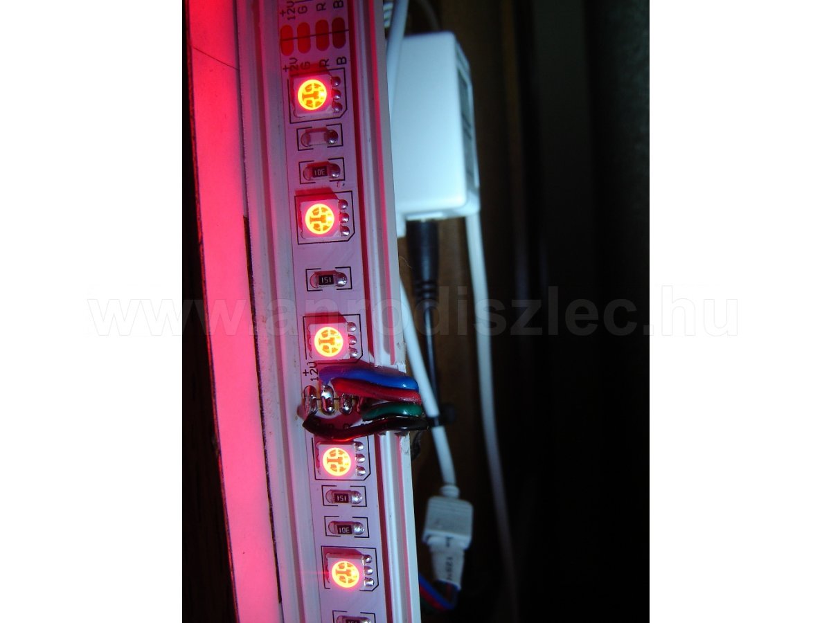 Az RGB LED szalagot alumínium profilba ragasztották, ezáltal a ledek hűtése is biztosított