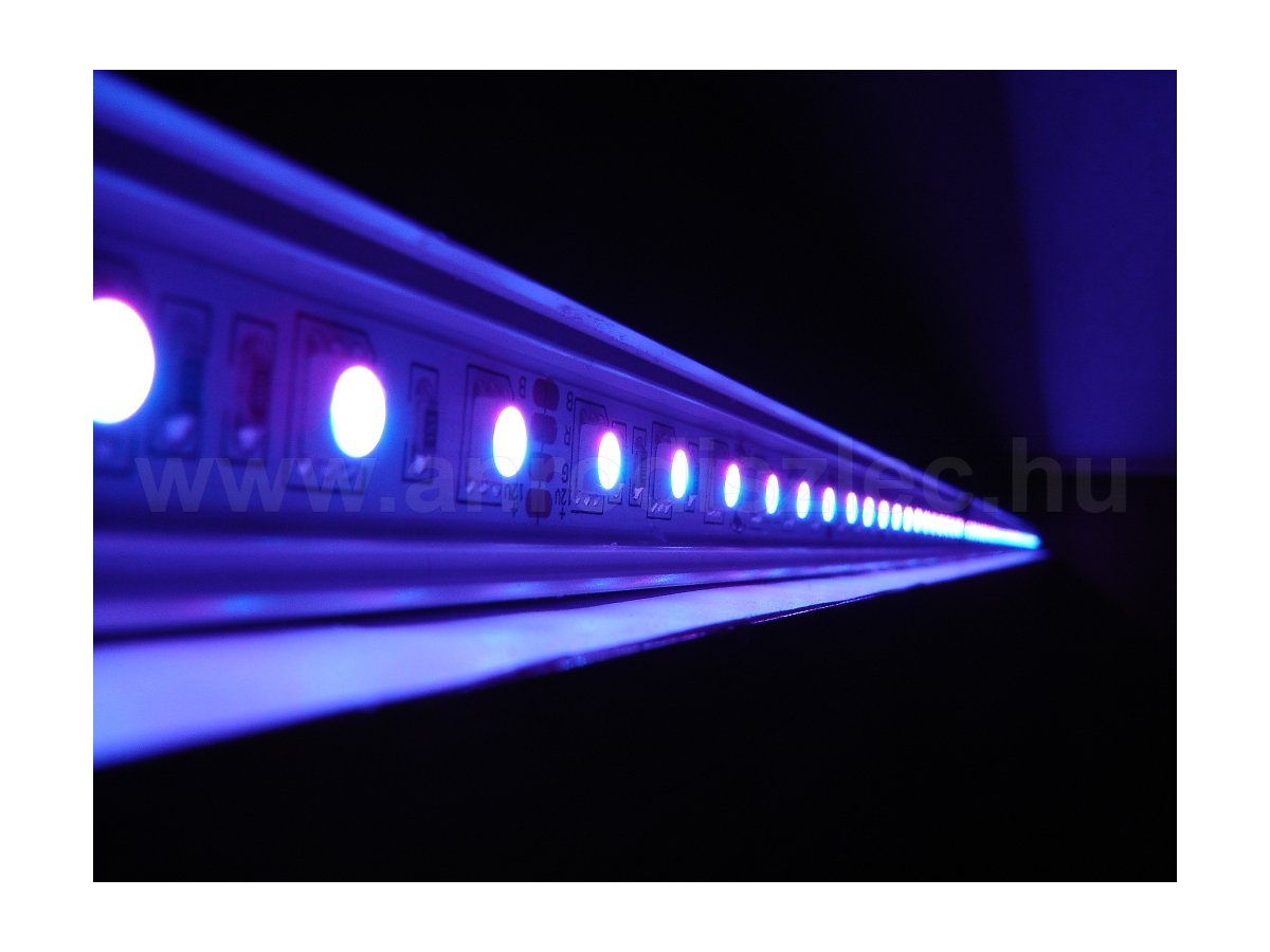 Profilba ragasztott RGB LED szalag közelről