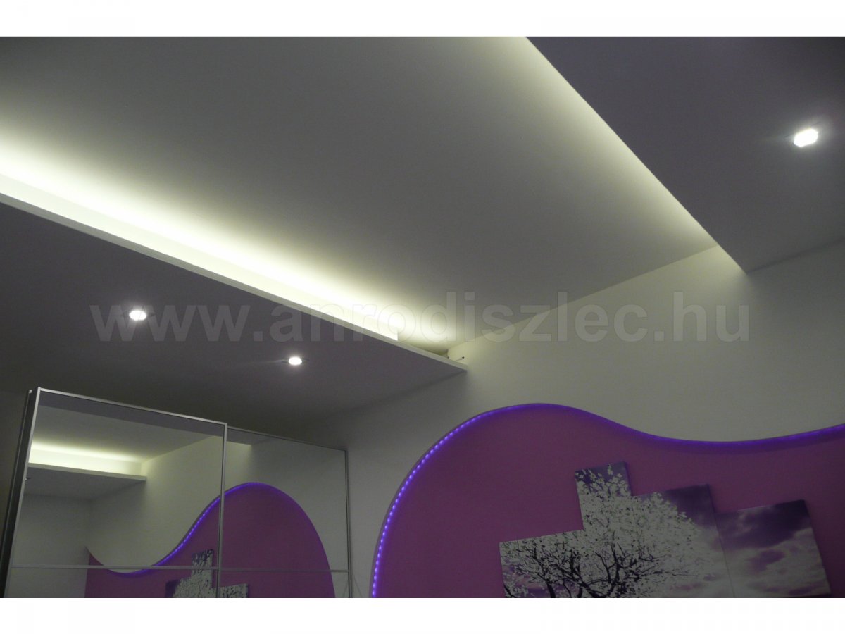 A hálóban egy boltívben elrejtve található az RGB szalag, amelyet egy infrás távirányítóval tudnak vezérelni