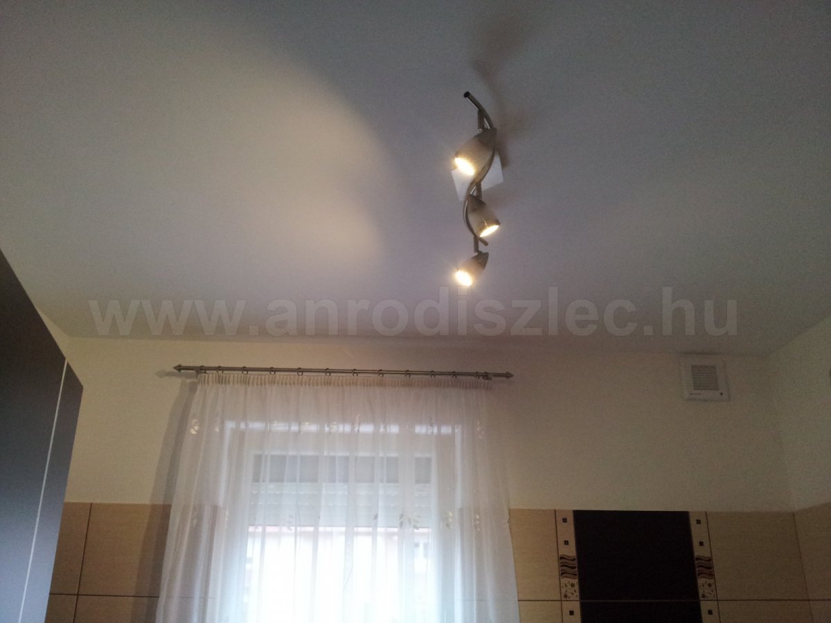 Nappali világosságnál is érzékelhető a 4W LED lámpák fénye