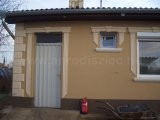Kváderkövek a ház sarkán, díszlécek az ablak körül