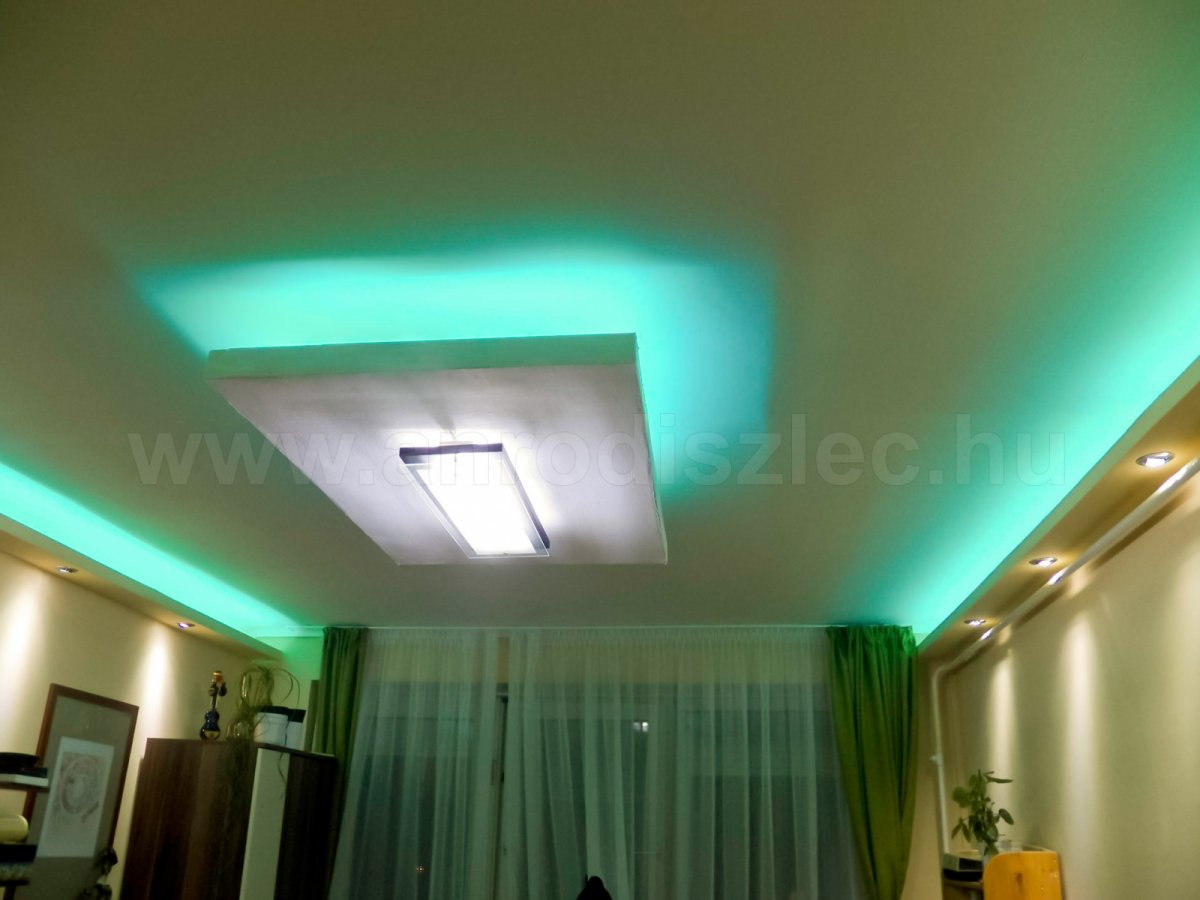 Az oldalfalon spot világítás díszléc fut, ebbe süllyesztették a LED spotokat