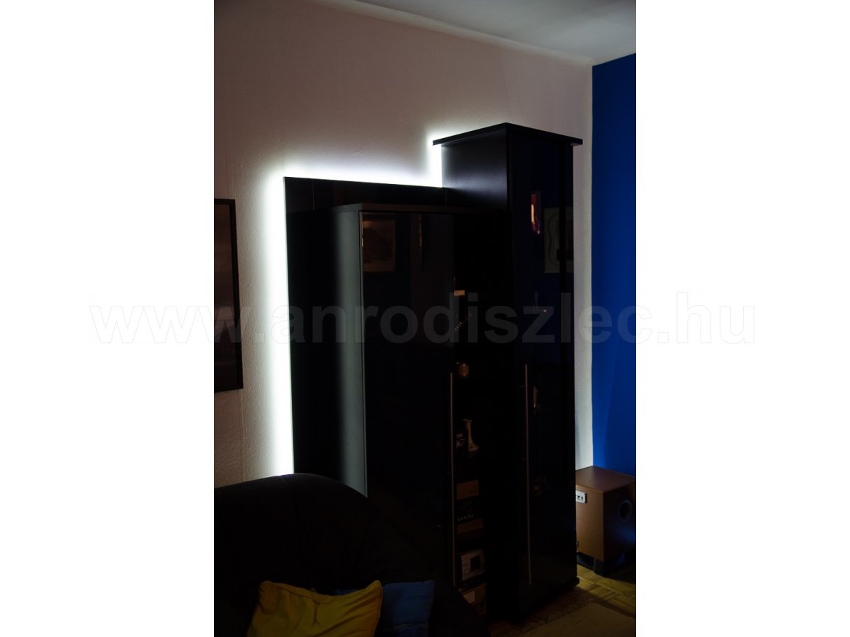 Szekrény hátoldalára ragasztott LED csík