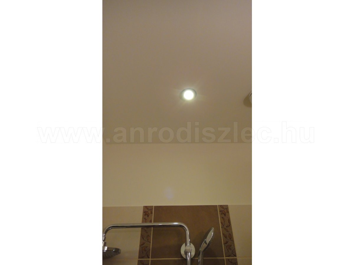 Zuhanyzó felé szerelt IP44 spotlámpa