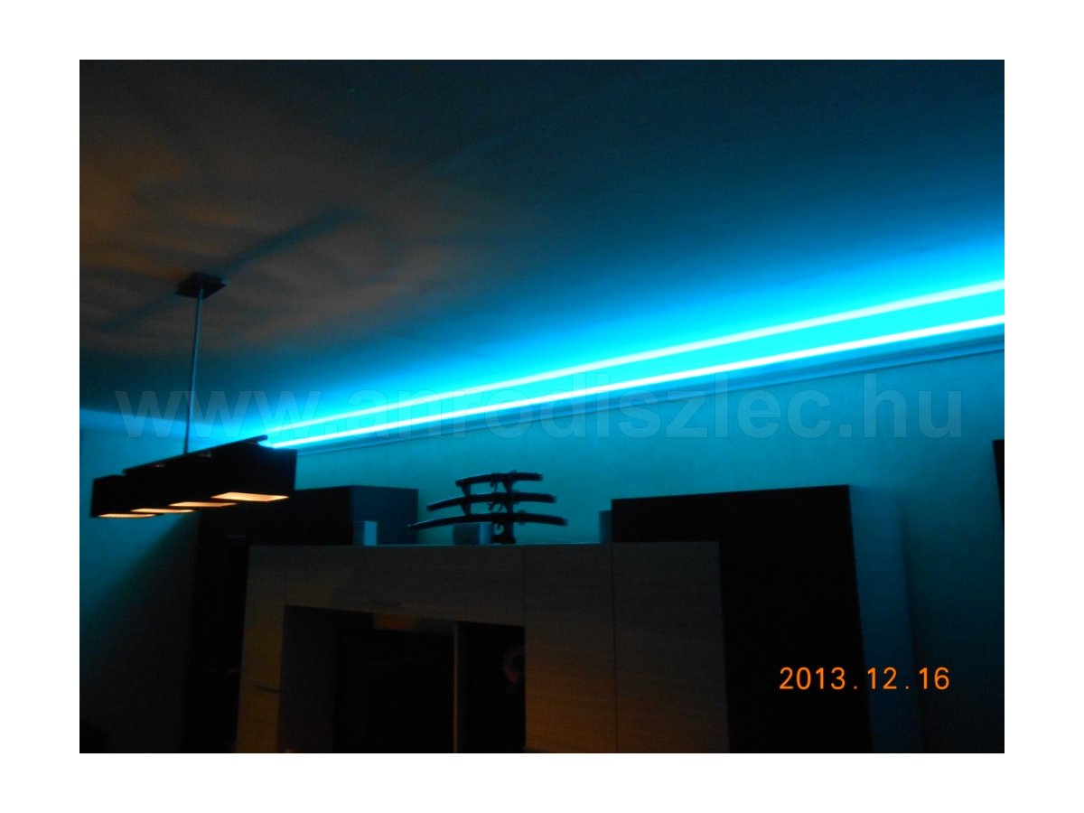 Az oldalfalon futó szegélylécben 10 mm széles RGB szalag világít