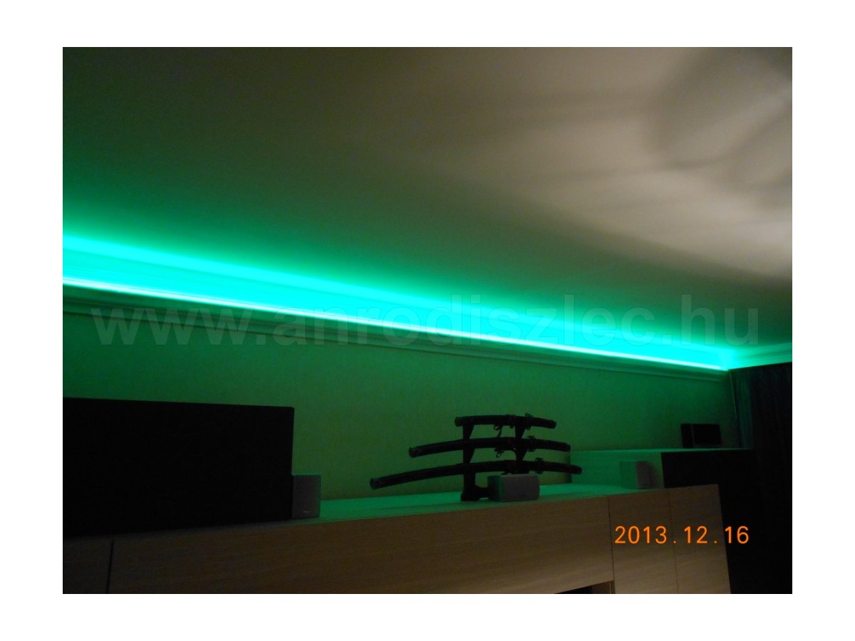 Színváltoztatható RGB LED szalag nappali falára szerelve