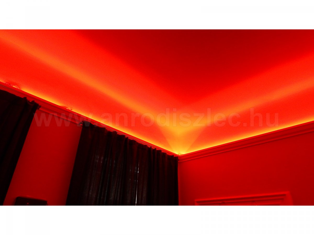 RGB változtatható színű LED világítás díszlécben - vörös fényben
