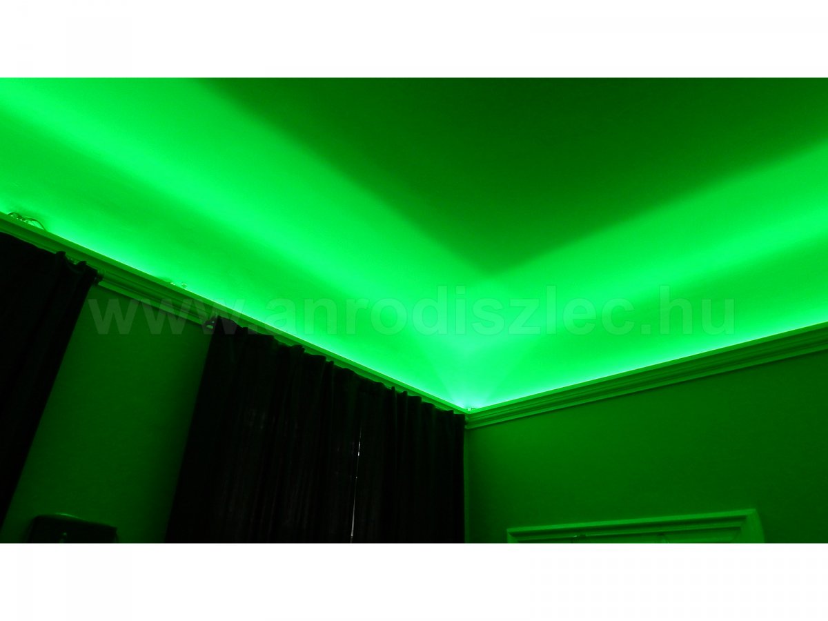 RGB változtatható színű LED világítás díszlécben - zöld fényben