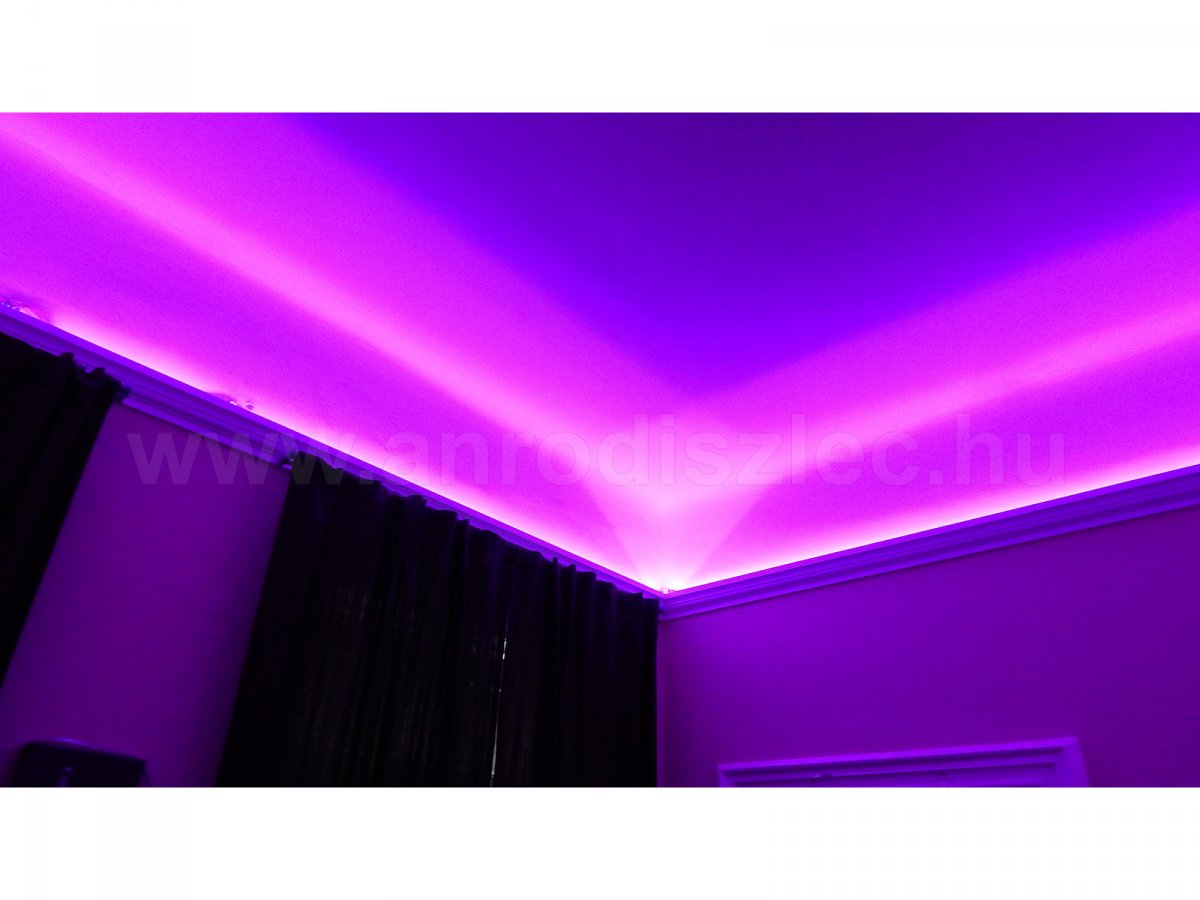RGB változtatható színű LED világítás díszlécben - lila fényben