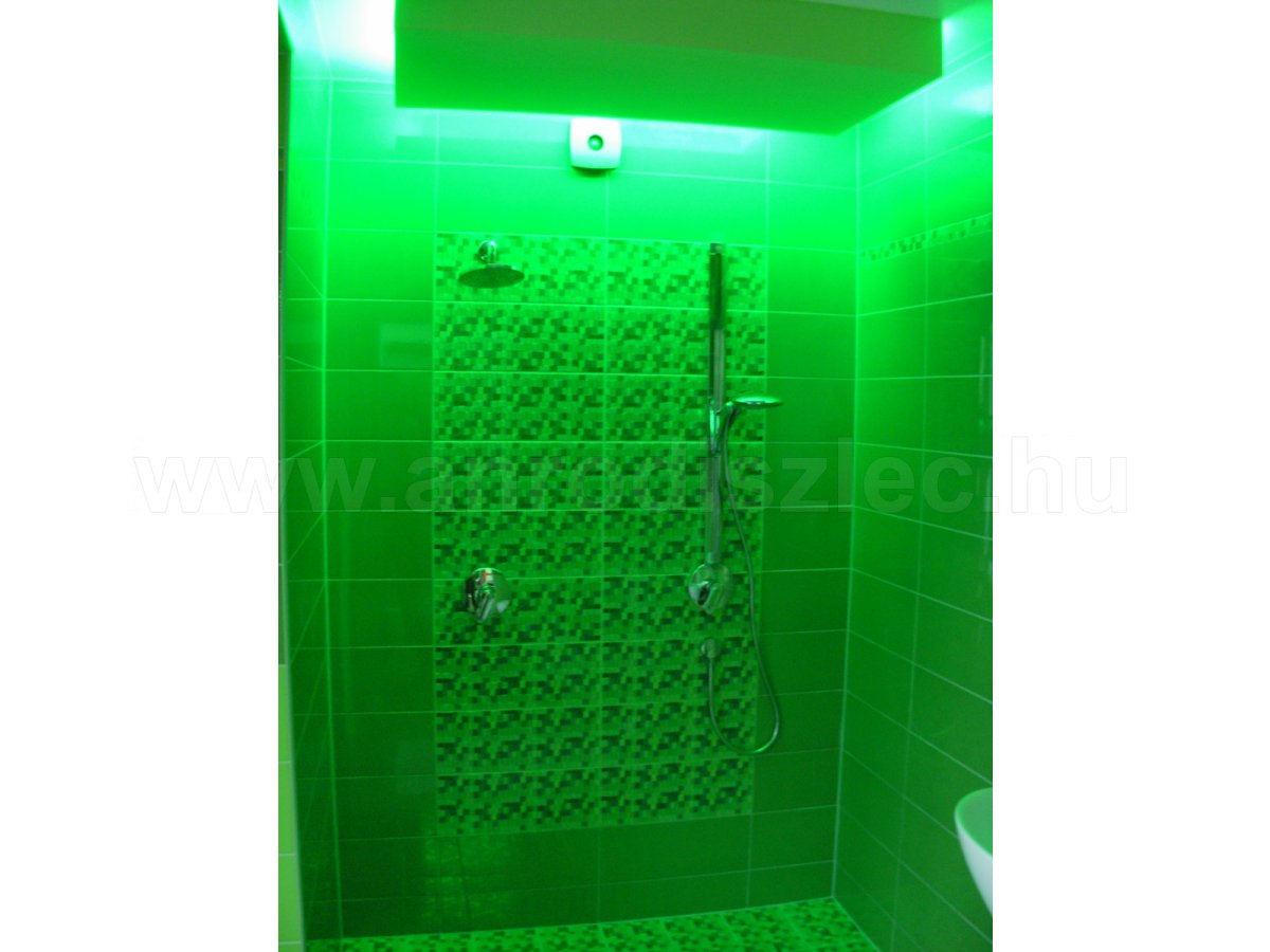 Színterápia és fényterápia a zuhanyzóban RGB szalaggal