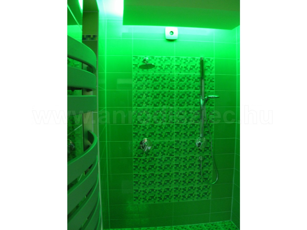 Fürdőszobai hangulatvilágítás RGB LED szalaggal