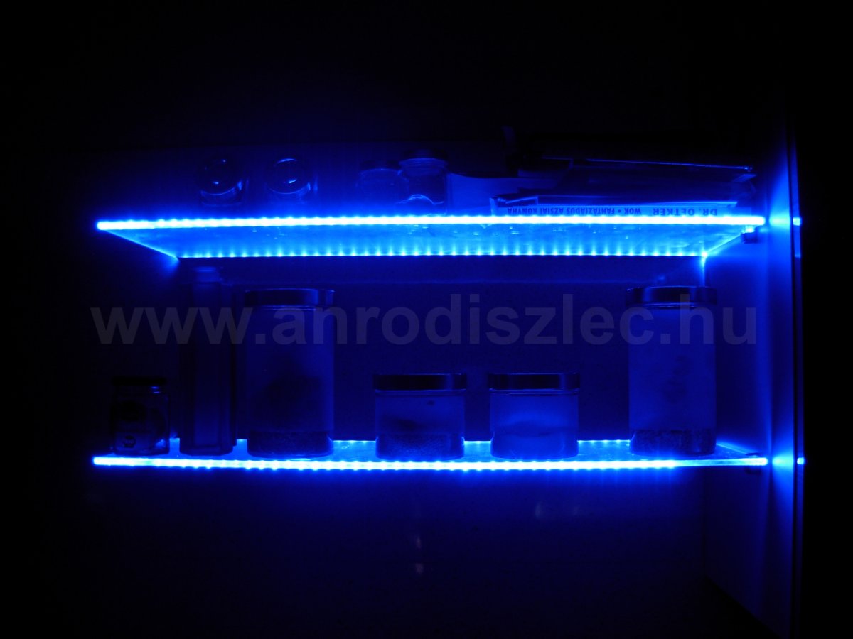 Üvegpolc élvilágítása színváltós RGB LED szalaggal