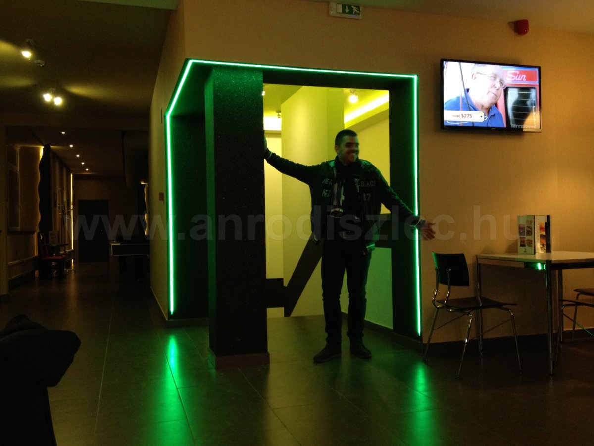 Az ajtókeret szélébe mart LED profilban színváltós RGB LED szalagot találhatunk, amely így kiemeli a bejáratot