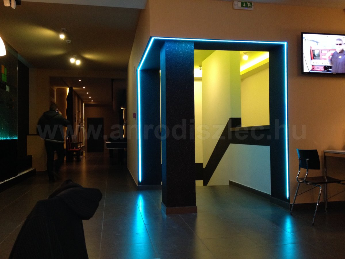 Az ajtókeret szélébe mart LED profilban színváltós RGB LED szalagot találhatunk, amely így kiemeli a bejáratot