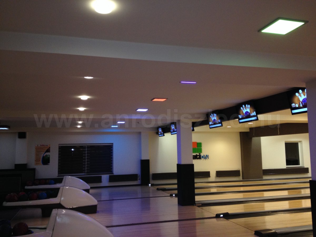 Debrecen Station bowling és biliárd - plafonra szerelt LED panelek 