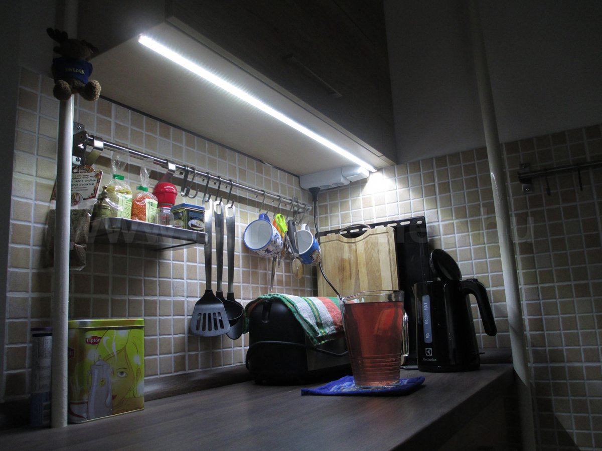 Konyhapult megvilágítás aluprofilba ragasztott 10W/m LED szalaggal