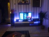 Tévé szekrény hátsó falára ragasztott led dekorvilágítással