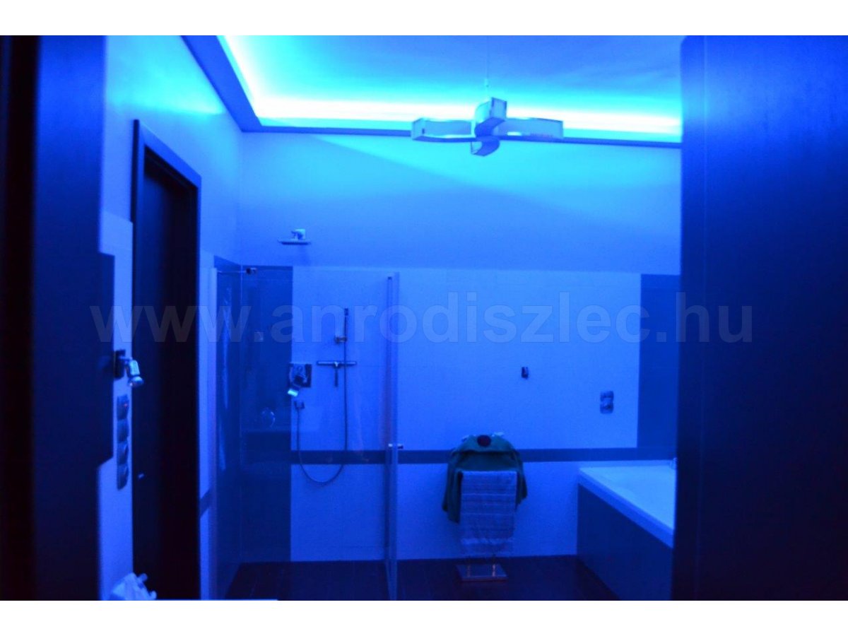 RGB LED szalag világítás 13 négyzetméteres fürdőszobában 