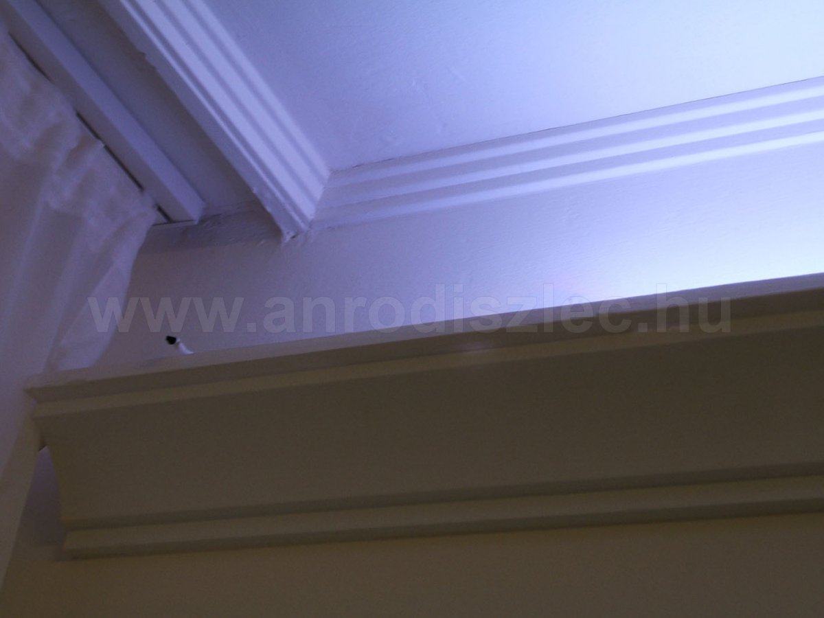 A LED világítás infra vevője ki kell hogy lógjon a díszlécből, így látja a távirányító. 