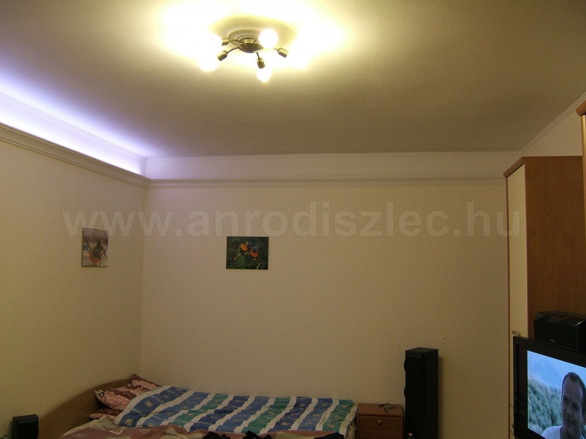 Kis méretű és visszafogott berendezésű, de hangulatos hálószoba