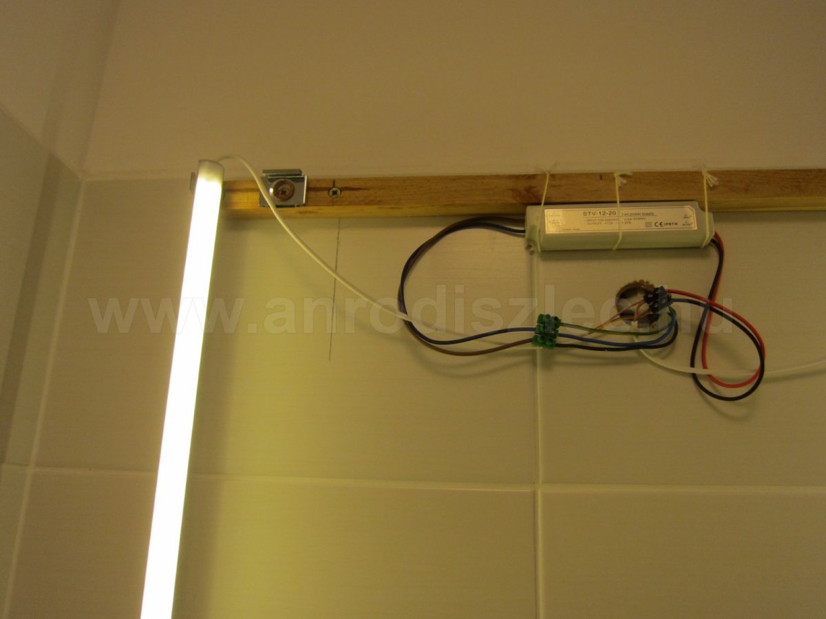 Készül a tükörvilágítás: IP67 vízálló LED tápegység adja neki az áramot