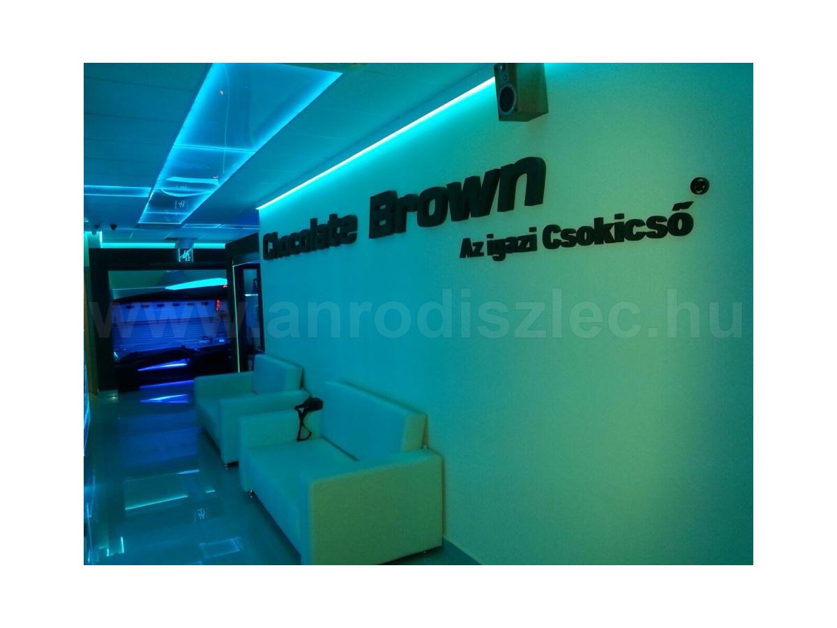 Csokicsöves szolárium stúdió RGB háttérfényekkel