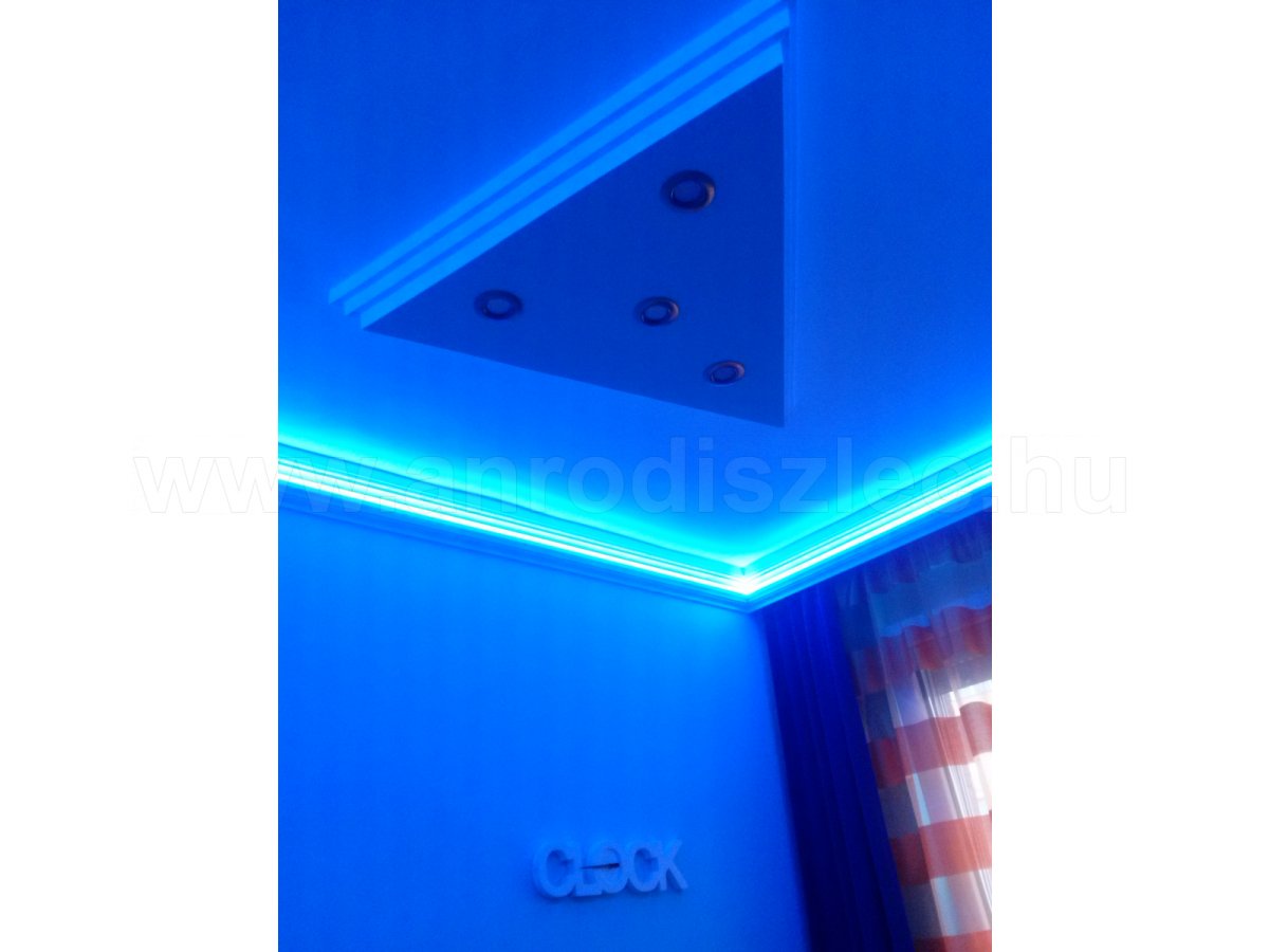Gyerekszoba díszlécbe rejtett RGB világítással