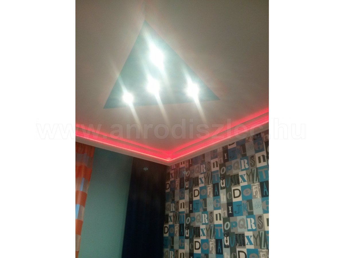 Fiúszoba rejtett RGB világítással és szpotokkal