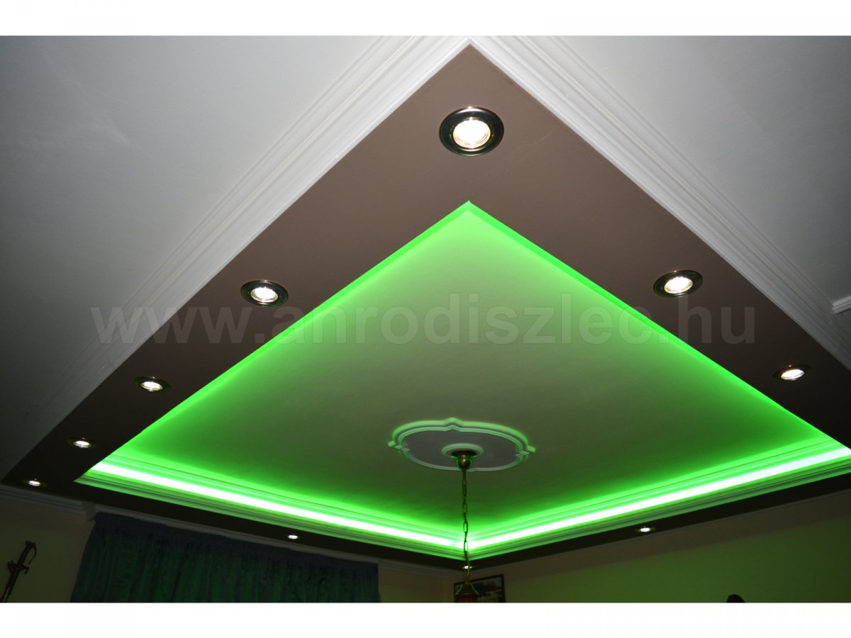 Mennyezetre épített távirányítós LED spot és RGB LED szalag világítás.