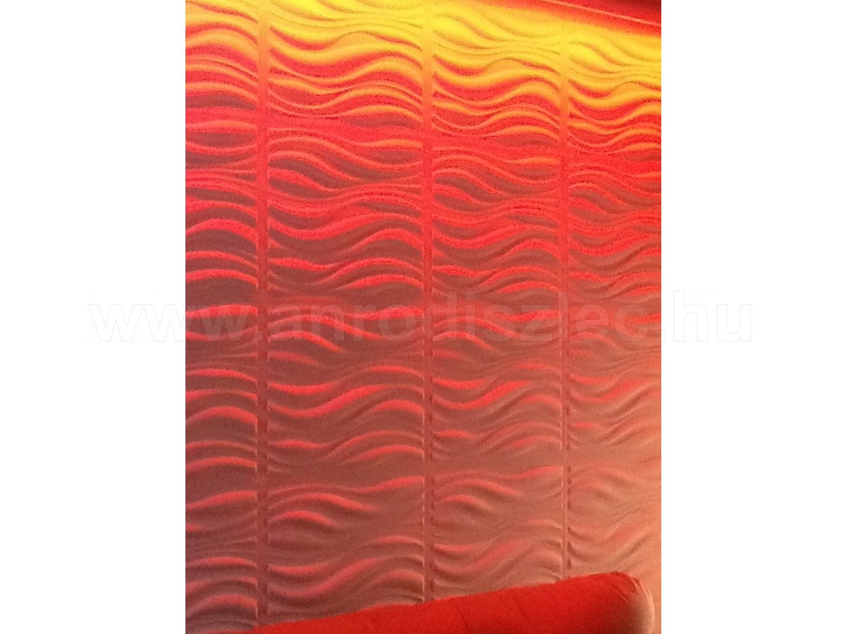 3D falpanel RGB LED szalaggal pirosra világítva