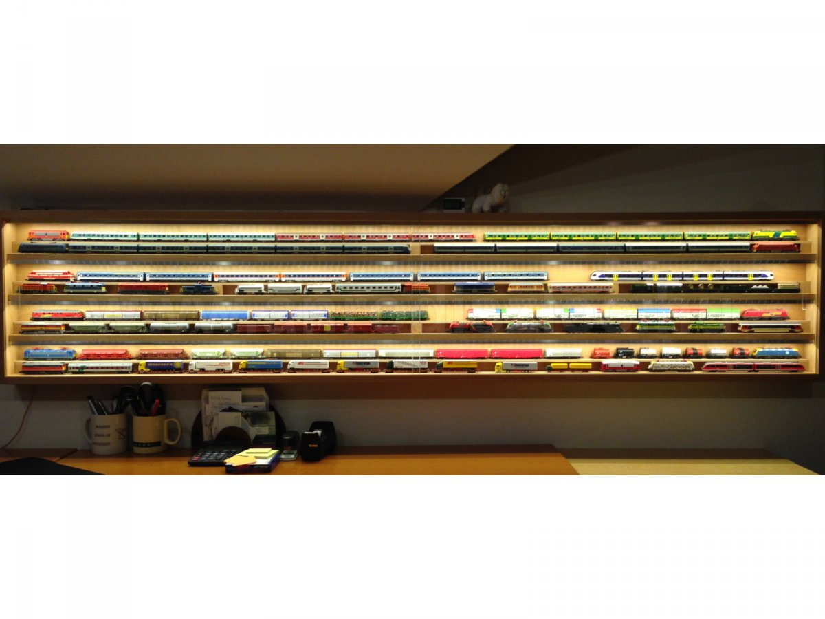 Modellvasút vitrin LED-szalagos világítással I.