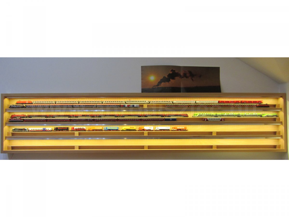 Modellvasút vitrin LED-szalagos világítással II.