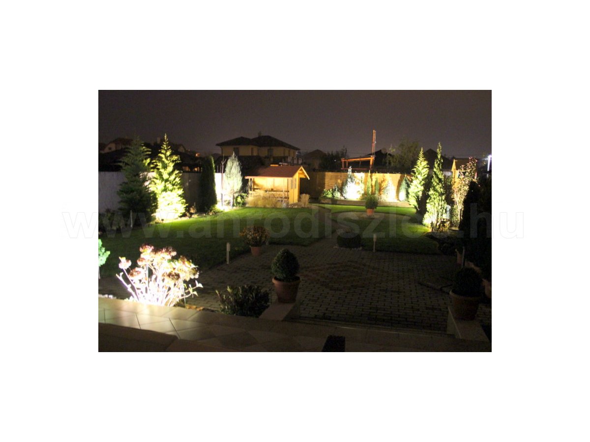Nyári kert - esti fényben - 8db  10 wattos Led-es fényvető