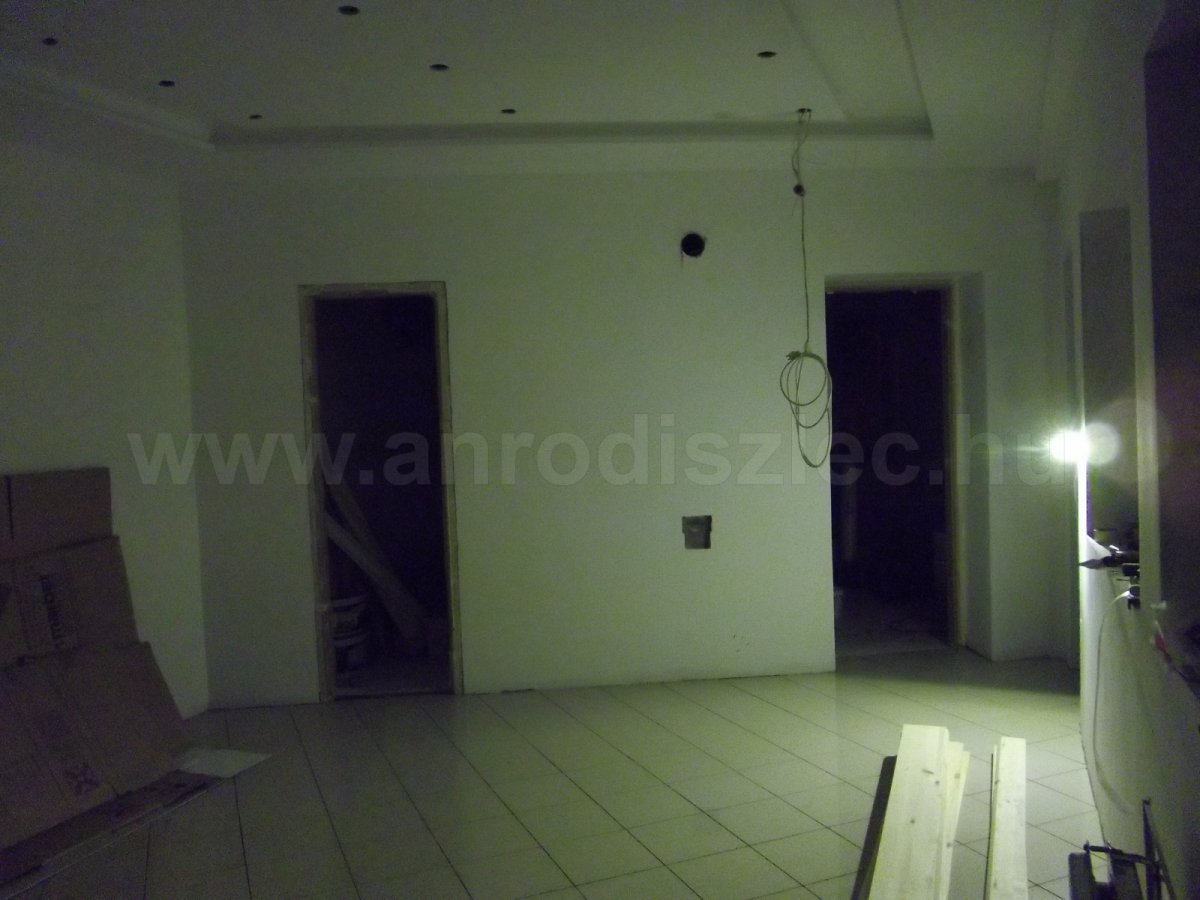 A 10 wattos cob led reflektor a burkolásban és a takarításban is nagy segítséget jelentett!