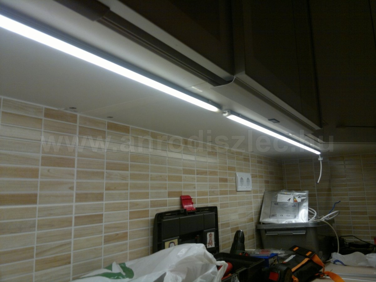 LED szalag alu sínben konyhavilágításhoz