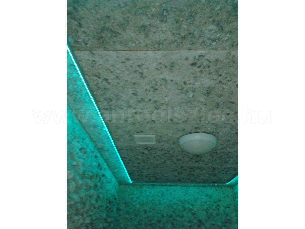Sóbarlang RGB LED szalag világítással alu profilba építve, mennyezetre szerelve