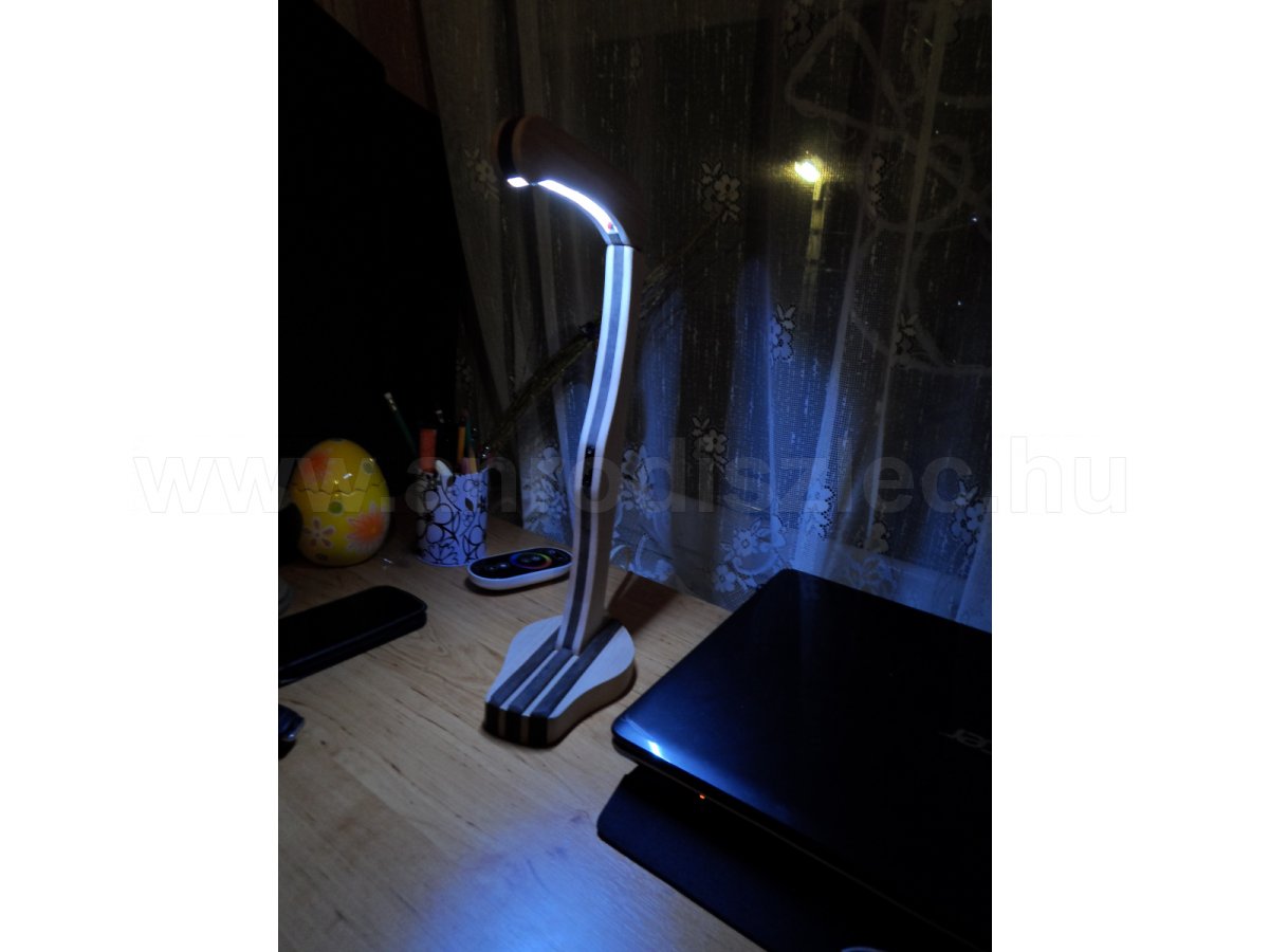 Működés közben a LED szalaggal készített asztali lámpa