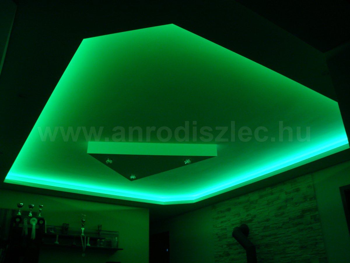 Mennyezetvilágítás RGB led szalaggal