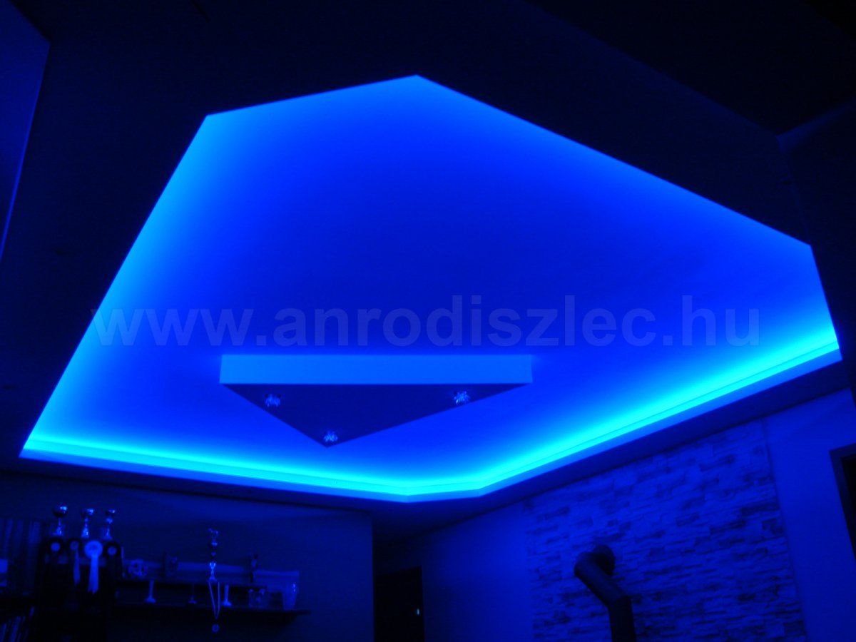 Mennyezetvilágítás RGB led szalaggal