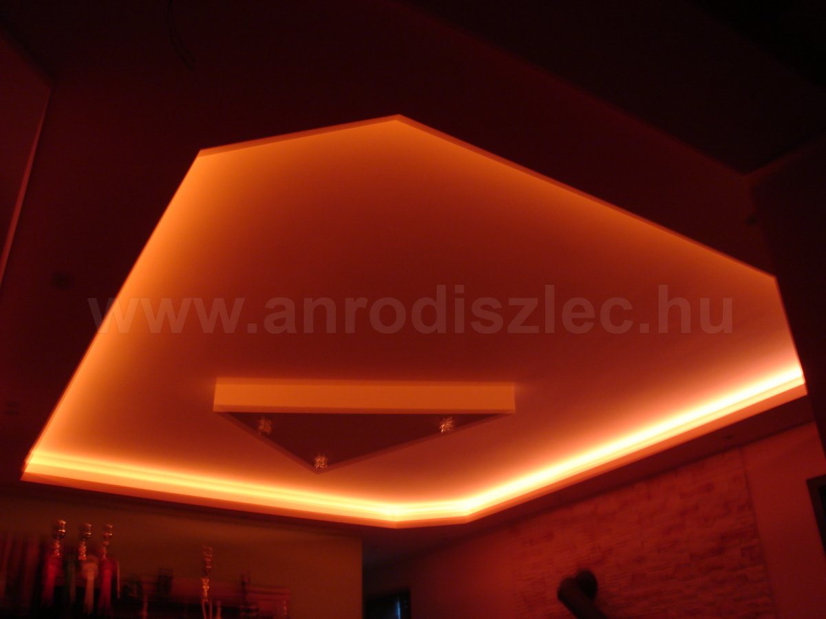 Mennyezetvilágítás RGB led szalaggal