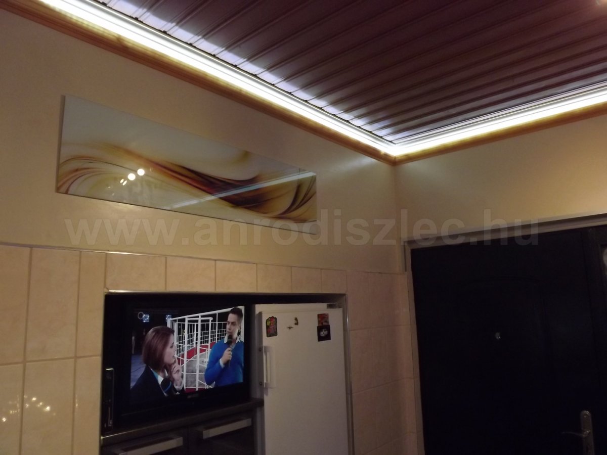 Tévé a konyhában, felette LED hangulatfény