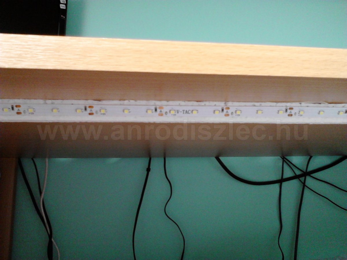 V-Tac LED szalag bútorlapra ragasztva